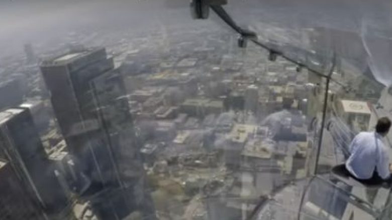 Hapet rrëshqitësja prej qelqi, në ndërtesën me 70 kate (Video)