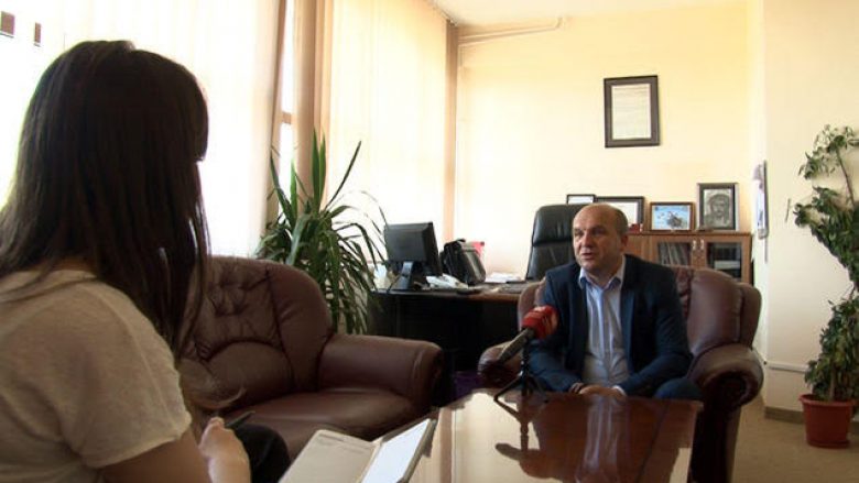 Zyra e kryetarit të Novobërdës pa asnjë simbol shtetëror të Kosovës (Video)