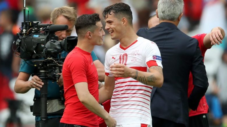 Granit Xhaka me atlete kuqezi, ja çka shkruan në to (Foto)