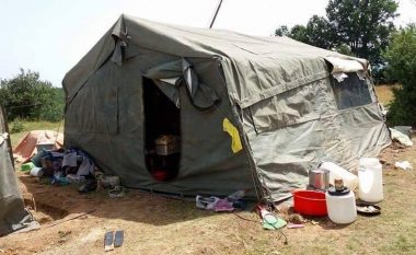 Familja e invalidit të UÇK-së jeton në tendë (Foto)