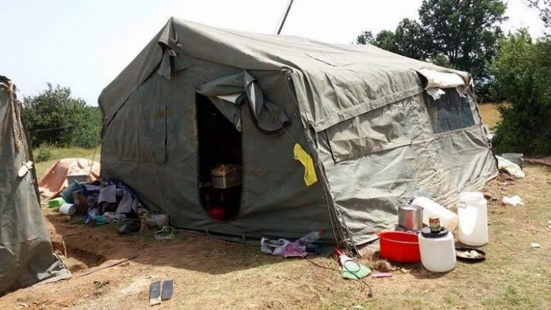 Familja e invalidit të UÇK-së jeton në tendë (Foto)