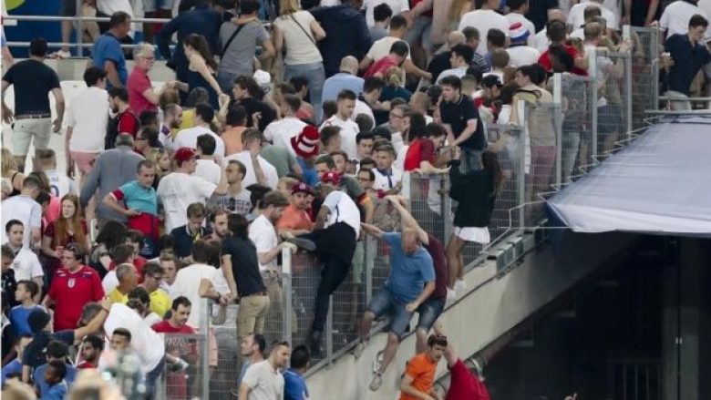 Rrahja e tifozëve rusë dhe anglezë vazhdon në stadium (Foto)