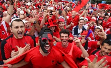 Ky tifoz shqiptar kërkoi nuse në stadium, por kishte një kusht (Foto)