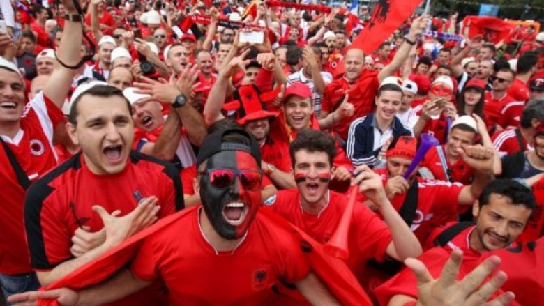 Ky tifoz shqiptar kërkoi nuse në stadium, por kishte një kusht (Foto)