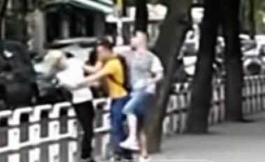 Tjetër rast shokues, djali godet me grusht vajzën në mes të Tiranës (Video,+18)