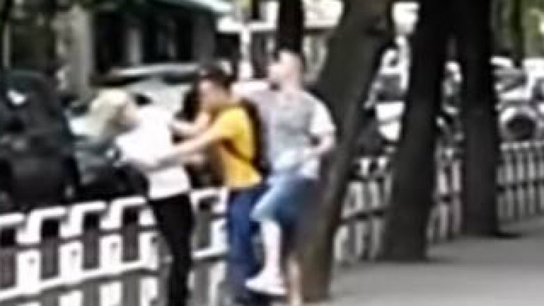 Tjetër rast shokues, djali godet me grusht vajzën në mes të Tiranës (Video,+18)