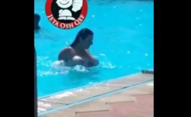Kjo femër ka shumë guxim, lahet topless në pishinë (Video +18)