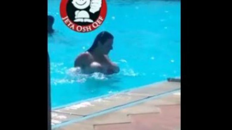 Kjo femër ka shumë guxim, lahet topless në pishinë (Video +18)