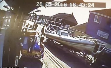 Momenti i trafikimit të shqiptarëve me anije në Britani! (Video)