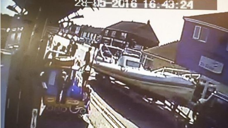 Momenti i trafikimit të shqiptarëve me anije në Britani! (Video)