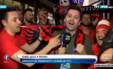 Festim i ‘çmendur’, tifozët shqiptarë e bartin në krah moderatorin turk (Video)