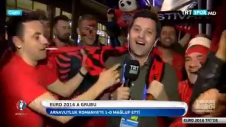 Festim i ‘çmendur’, tifozët shqiptarë e bartin në krah moderatorin turk (Video)