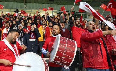 Tifozët turq: Kjo ndeshje ishte e kurdisur! (Foto)