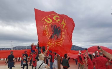 MADHËSHTORE – Shpaloset flamuri gjigant kombëtar në plazhin e Marseilles (Video)