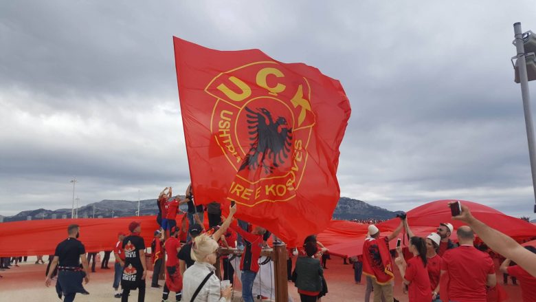 MADHËSHTORE – Shpaloset flamuri gjigant kombëtar në plazhin e Marseilles (Video)