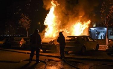 Një veturë përfshihet nga zjarri në Mitrovicë