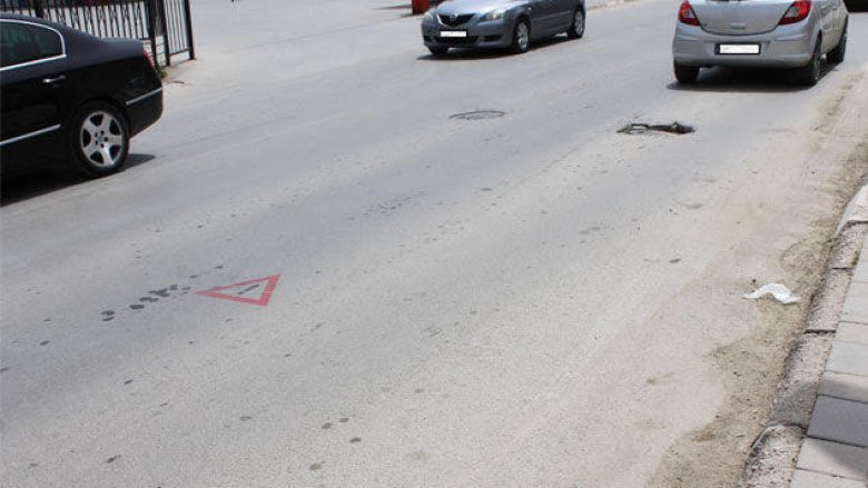 Aksion simbolik në Ferizaj “Rrezik-gropat dëmtojnë”