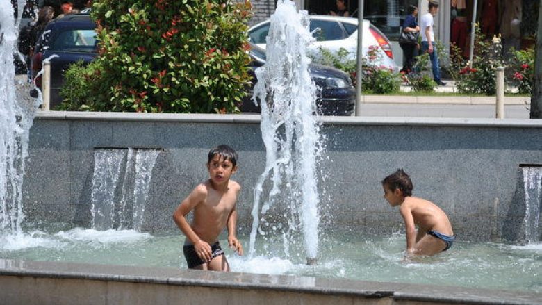 Shatërvani i kryeqytetit shndërrohet në pishinë për fëmijët e kryeqytetit (Foto)