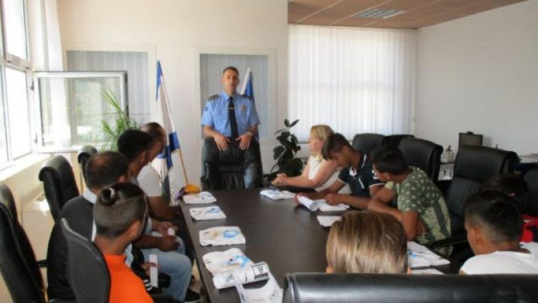 Të rinjtë e komunitetit RAE vizitojnë policinë në Mitrovicë