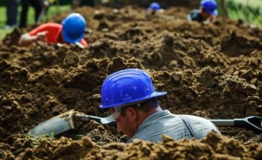 Garë për hapjen e varreve në Hungari (Foto)