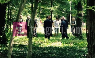 Vrasja e të riut dje në Pejë, Policia dhe vrasësi kërkojnë armën në park! (Foto)