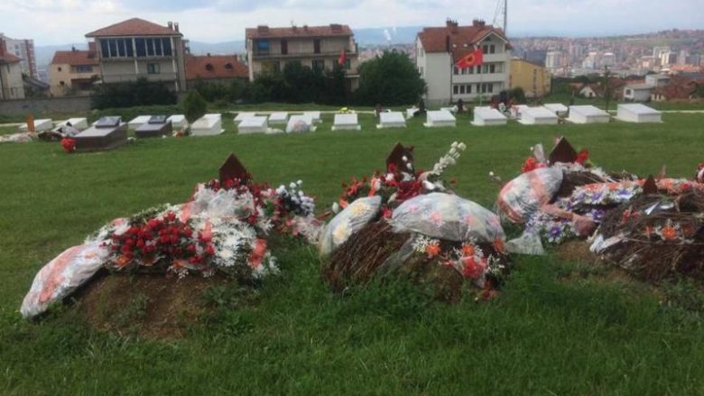 Prishtina në Ditën e Çlirimit me Varrezat e dëshmorëve pa përkujdesje