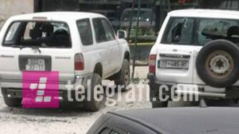 Dëmtohen disa makina të Komunës së Mitrovicës (Foto)