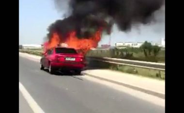 Vetura përfshihet nga flakët në Prishtinë (Video)