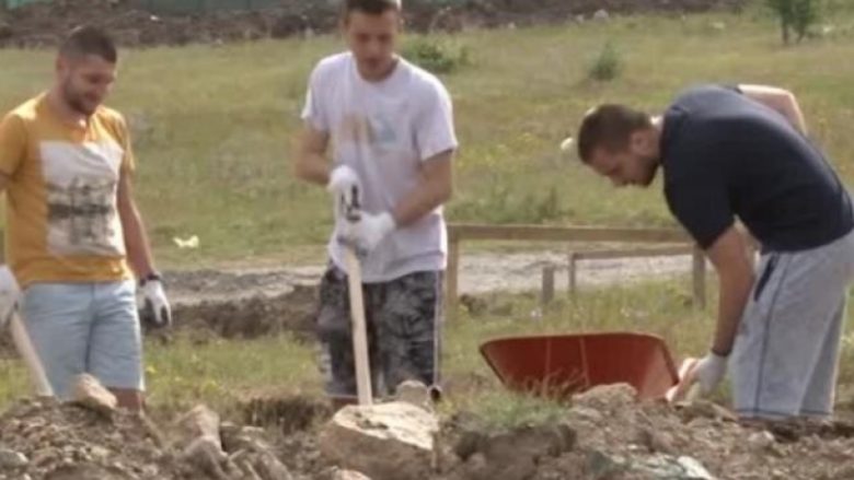 Vullnetarë serbë në ndërtimin e “Luginës së Diellit” (Video)