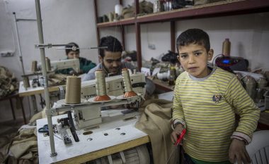E dhimbshme: “Fëmijët skllevër” prodhojnë uniforma për ISIS-in (Foto)