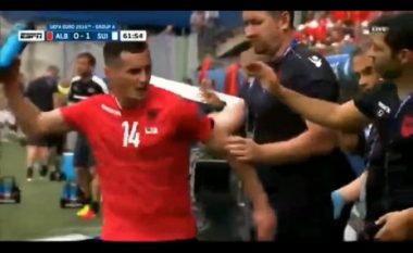 Shikoni momentin kur Taulant Xhaka hedh shishen i nervozuar (Video)