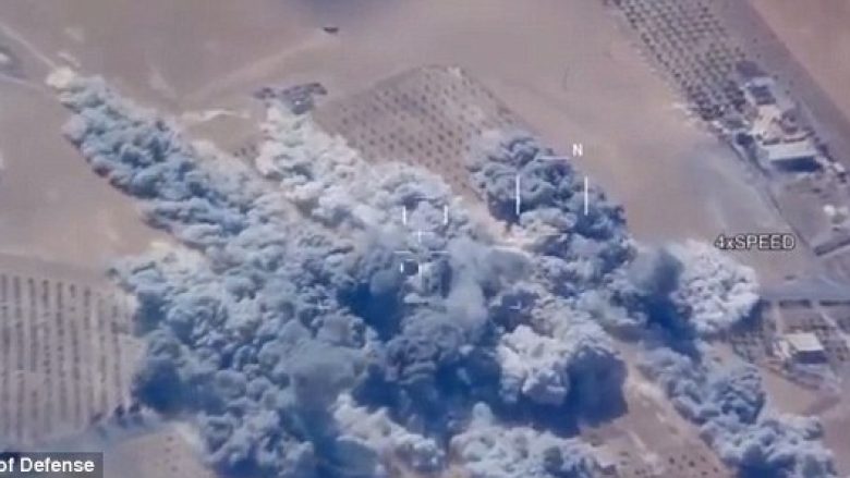 Shikoni se si sulmet ajrore të SHBA-ve, fshijnë nga faqja e dheut pesë baza të ISIS-it (Video)