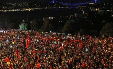 Qindra njerëz bllokojnë qasjen në bazën ushtarake në Turqi (Foto)