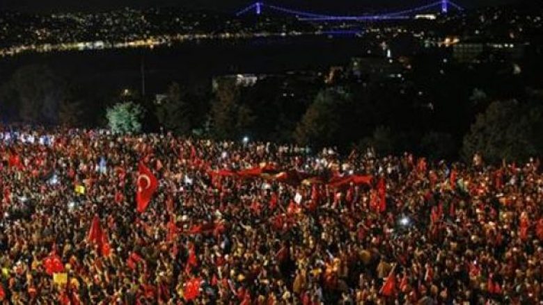 Qindra njerëz bllokojnë qasjen në bazën ushtarake në Turqi (Foto)