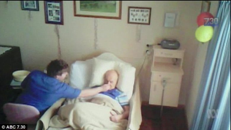 Nëpunësi i shtëpisë së pleqve, filmohet fshehtazi duke tentuar të mbyt pacientin e moshuar (Foto/Video)
