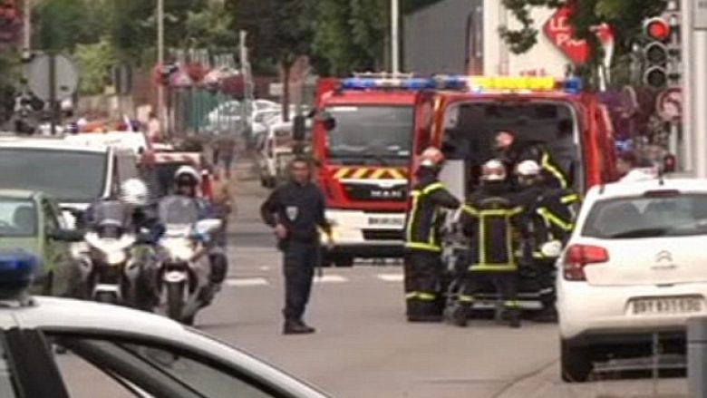 Pengmarrësit ia prenë fytin priftit, para se të qëlloheshin për vdekje nga policia franceze (Foto/Video)