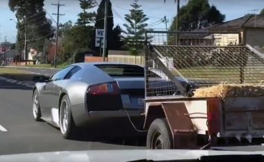 Ndodh edhe kjo: Lamborghini tërheq rimorkion e mbushur me sanë dhe dhi (Video)
