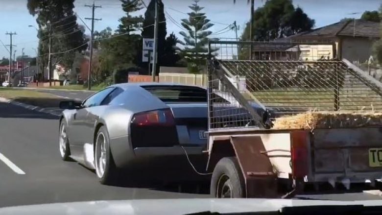 Ndodh edhe kjo: Lamborghini tërheq rimorkion e mbushur me sanë dhe dhi (Video)