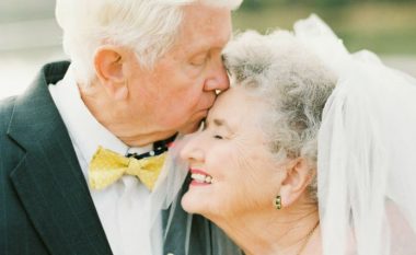 Dashuria mbi të gjitha: Fotografitë e çiftit, që festoi 63-vjetorin e martesës kanë përlotur gjithë botën (Foto)