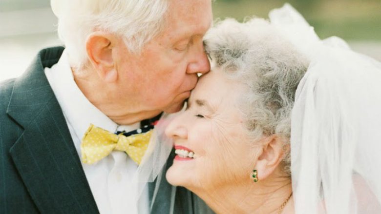 Dashuria mbi të gjitha: Fotografitë e çiftit, që festoi 63-vjetorin e martesës kanë përlotur gjithë botën (Foto)