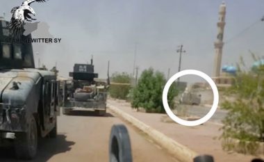 Xhihadisti i ISIS lëshohet drejt tankeve irakiane me veturën plot me eksploziv, por shikoni çfarë ndodh (Foto/Video, +18)