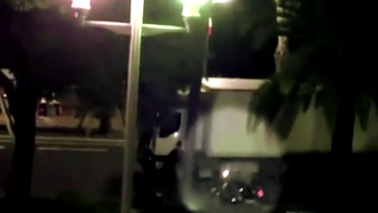 Shikoni momentin kur motoçiklisti përpiqet të ndalojë sulmin e terroristit në Nice (Video)