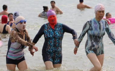 Maskat bizare janë trendi i fundit në plazhet e Kinës (Foto)