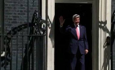 Kerry përplaset me derë, derisa po hynte në rezidencën e kryeministres britanike (Foto/Video)