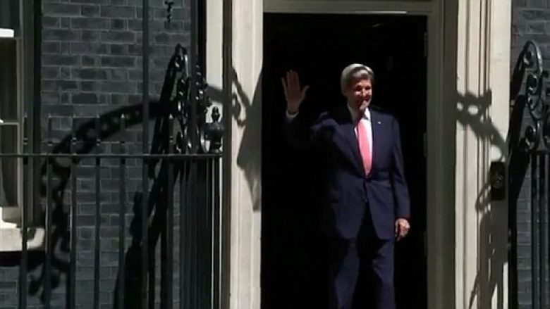 Kerry përplaset me derë, derisa po hynte në rezidencën e kryeministres britanike (Foto/Video)