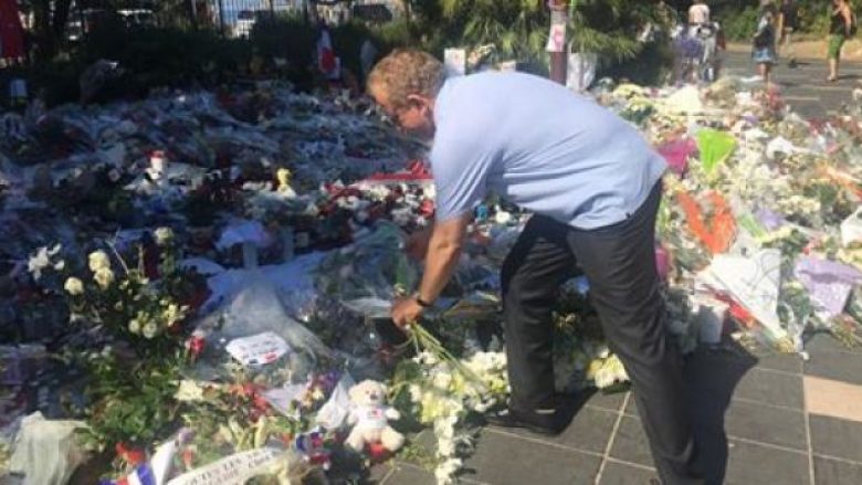 Pacolli nderon viktimat e sulmit të Nicës (Foto)