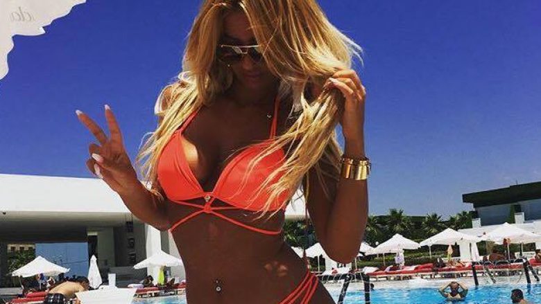 Adelina Tahiri në bikini, ‘çmend’ pushuesit në plazhet turke (Foto)