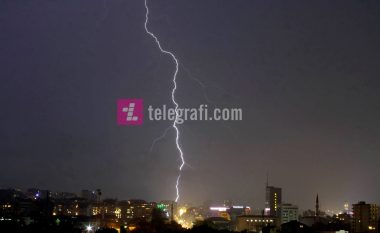 Bukuria magjepsëse e vetëtimës në qiellin e Prishtinës (Foto)