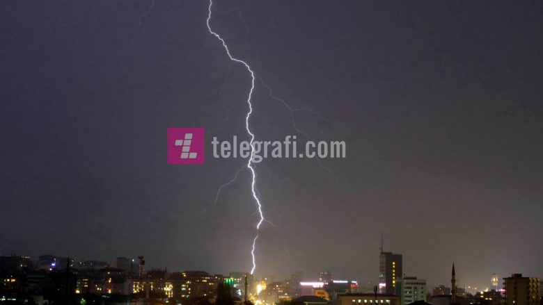 Bukuria magjepsëse e vetëtimës në qiellin e Prishtinës (Foto)