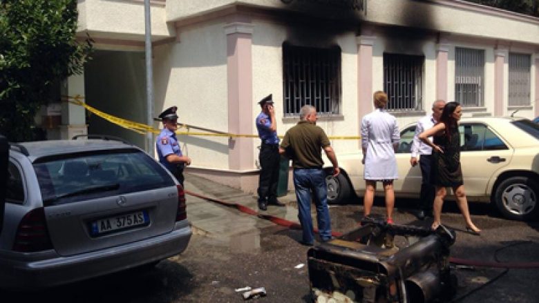 Tiranë, dy paciente humbin jetën pas sherrit me benzinë në spital